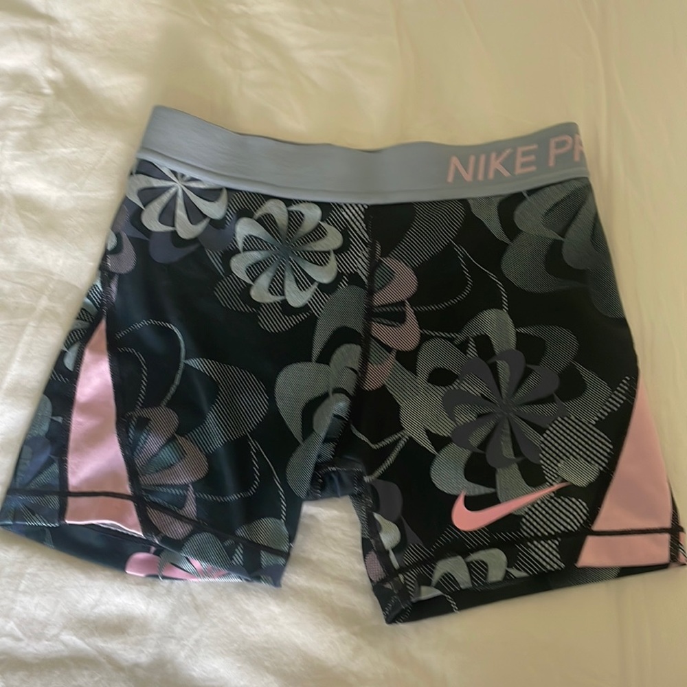 Girls, Nike pros